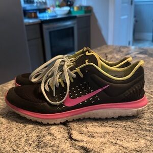 Nike Kids 7Y Women's 9 Black and Pink Athletic Shoes